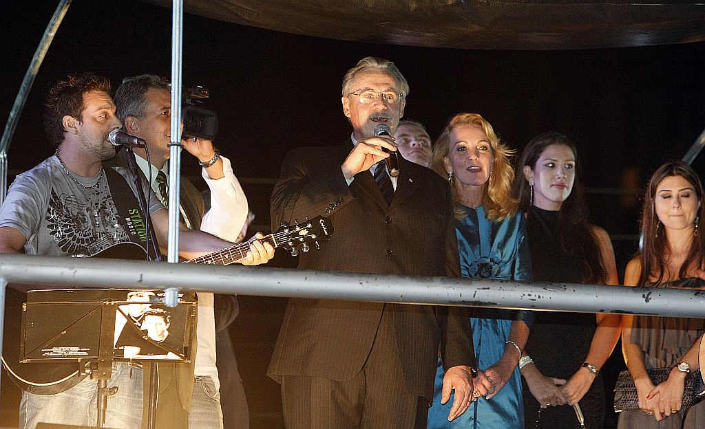 Orlando Pessuti canta em trio elétrico ao lado da dupla sertaneja William e Renan: posse com muita cantoria, emoção e promessas de governo | Rodolfo Bührer/ Gazeta do Povo