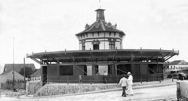 Mercadinho do Batel, construído em 1915 e demolido em 1937. Ficava na confluência das Ruas Emiliano Perneta e Dr. Pedrosa |