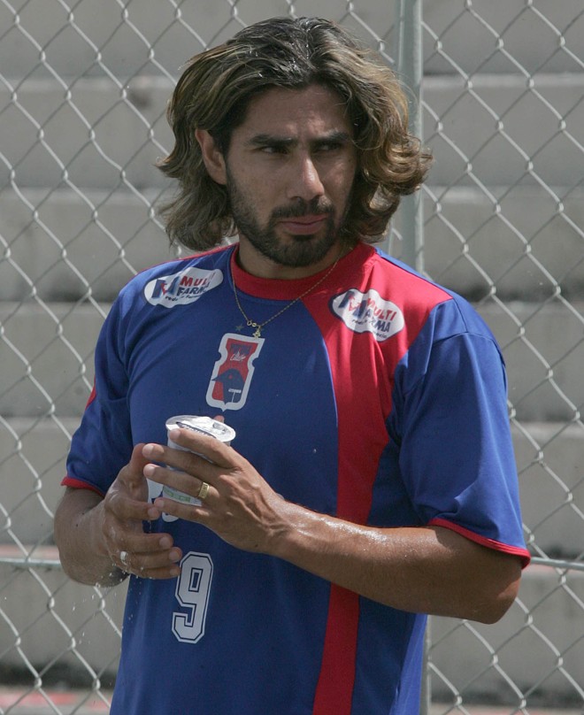 Artilheiro do Brasileiro 2007 com a camisa do Paraná Clube, o atacante Josiel não encantou no Flamengo |