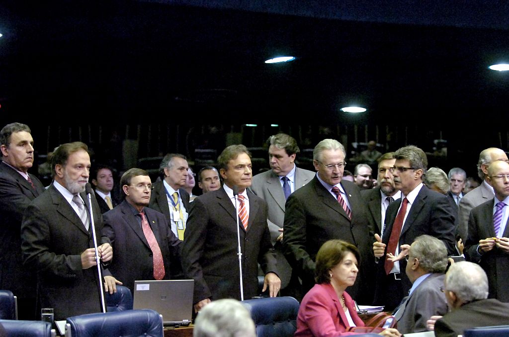 (Da esq. para a dir.) Deputado Abelardo Lupion (DEM), os senadores Osmar Dias (PDT) e Alvaro Dias (PSDB), o governador Orlando Pessuti e o senador Romero Jucá (PMDB-RR): esforço para acabar com a multa | Getaldo Magela/Ag. Senado