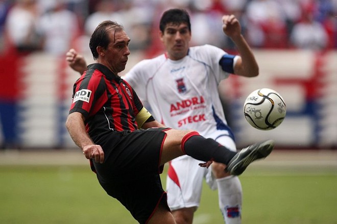 Duelo de capitães: Paulo Baier tenta a jogada sobre Luiz Henrique | 