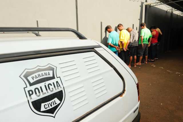 Suspeitos de tráfico vendiam drogas diretamente aos usuários. Seis deles agiam em Sarandi | Fábio Dias/Jornal de Maringá