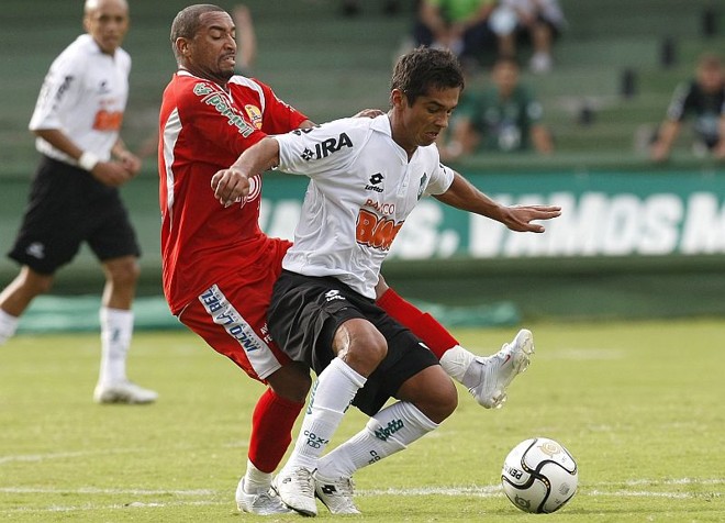 Renatinho divide com Daniel Marques: meia do Coritiba teve boa atuação no Couto Pereira |