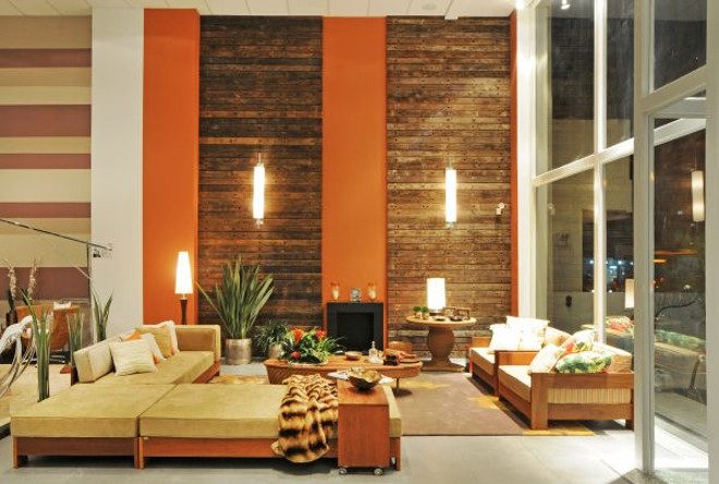 O Estar Boa Vida é o espaço da arquiteta Rosa Dalledone. É um ambiente interno que remete ao conforto e aconchego de uma casa de campo, com estampas florais e elementos que trazem calor, como tecidos de toque suave e quente | 