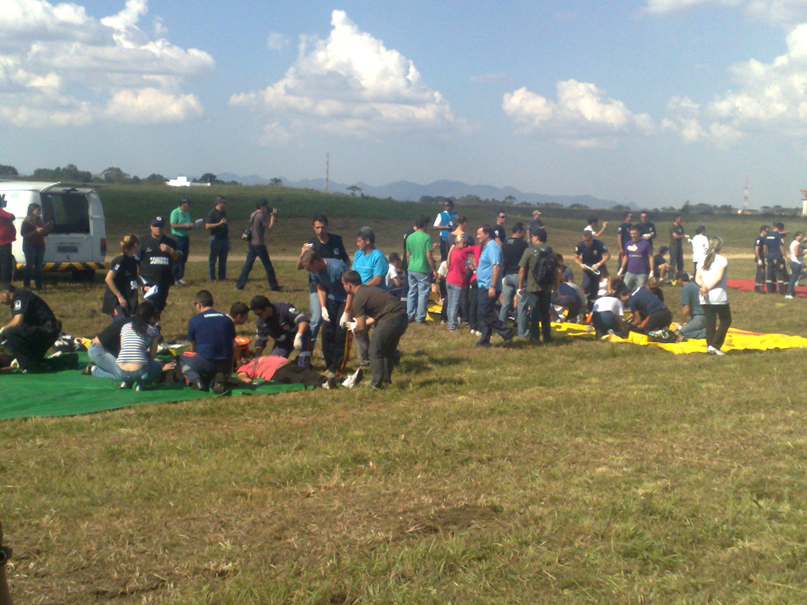 Vítimas em atendimento durante simulação de acidente aéreo | Adriano Ribeiro / Gazeta do Povo