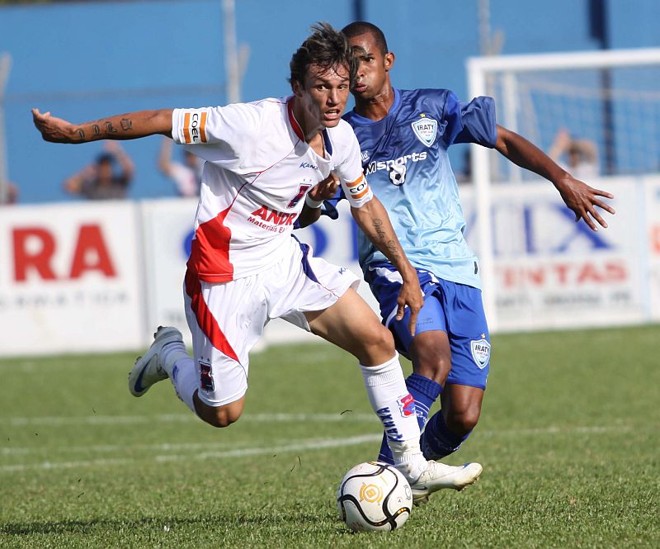 Primeiro tempo de jogo foi bastante truncado e de poucas chances | 