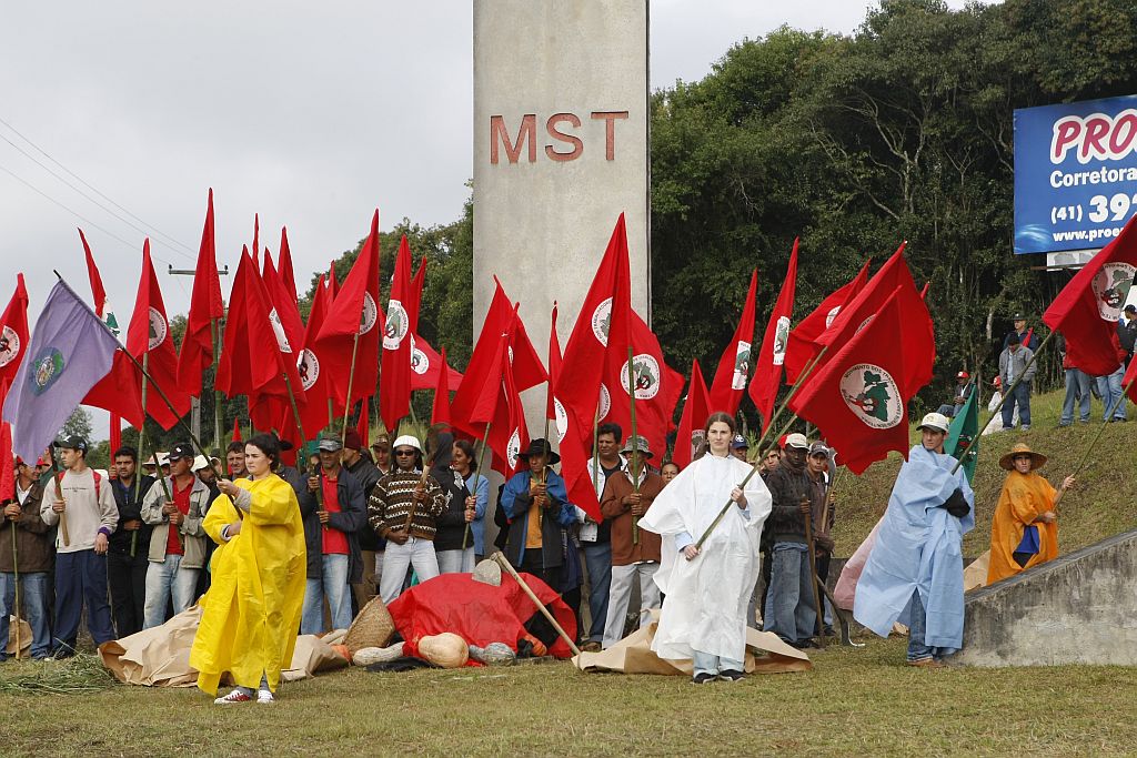 Manifestação em Curitiba: agricultores participam de mobilização nacional que pede o assentamento de 90 mil famílias em todo o país. No Paraná, reforma teve poucos avanços em 2009 | Aniele Nascimento/Gazeta do Povo