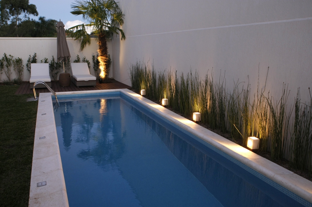 Balizadores baixos usados no projeto da paisagista Andrea Vianna. Disponíveis na Duolight | Rodolfo Bührer/ Gazeta do Povo