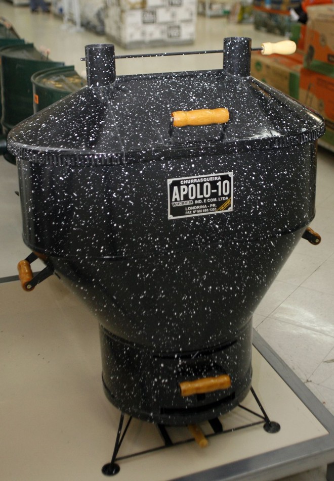 Apolo 10, da Weber, com acabamento granitado ou inox. R$ 579, na Cassol |
