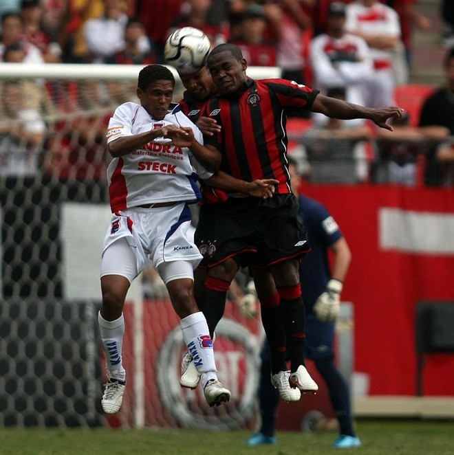 Paraná tentou jogar na base da bola aérea, mas parou no bom posicionamento da defesa atleticana | 