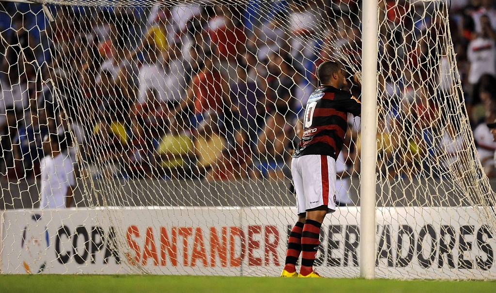 O atacante Adriano lamenta um gol perdido na partida contra o Caracas. Apesar da vitória (3 x 2), Flamengo segue ameaçado na Libertadores | Vanderlei Almeida/ AFP