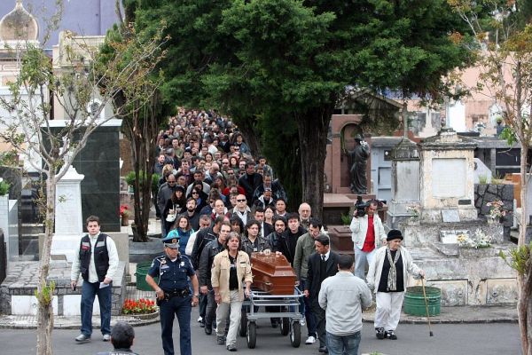Corpo do cantor Ivo Rodrigues é enterrado no Cemitério Municipal de Curitiba | Albari Rosa / Agência de Notícias Gazeta do Povo