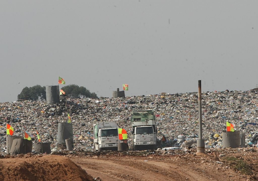 Depois de uma hora de buscas, mulher desiste de procurar bolsa com dinheiro que fora jogada no lixo por engano | Aniele Nascimento/Gazeta do Povo