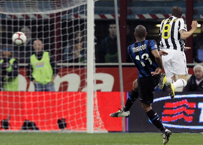 Momento em que Maicon chuta para marcar o golaço que ajudou a Inter a vencer a Juventus |