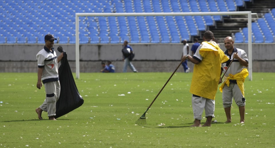 Funcionários fazem limpeza do gramado do Maracanã | Bruno Domingos / Reuters