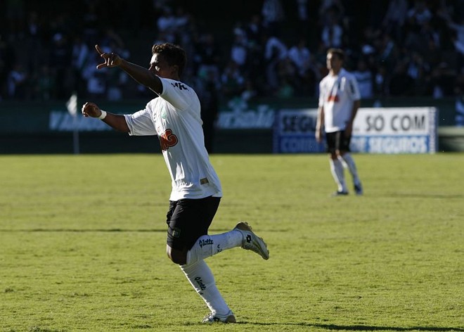 Renatinho comemora gol: meia-atacante foi um dos destaques do Coritiba na partida | 
