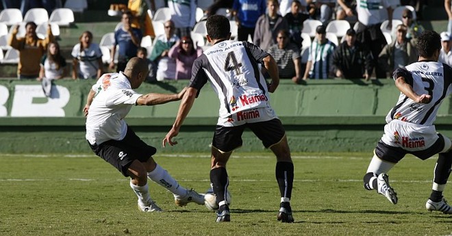 Ariel Nahuelpan recebe passe de Andrade e gira para abrir o placar no Couto Pereira | 