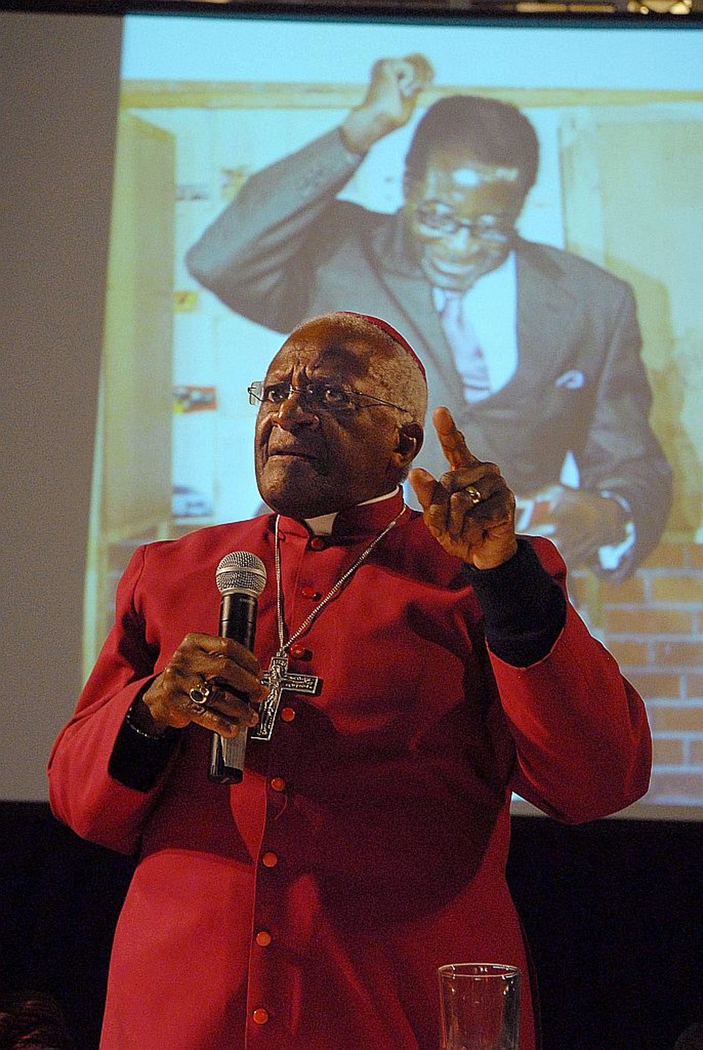 Desmond Tutu - Bispo anglicano, recebeu o Prêmio Nobel da Paz pela sua luta contra o apartheid. Era o rosto da integração racial até Mandela ser libertado