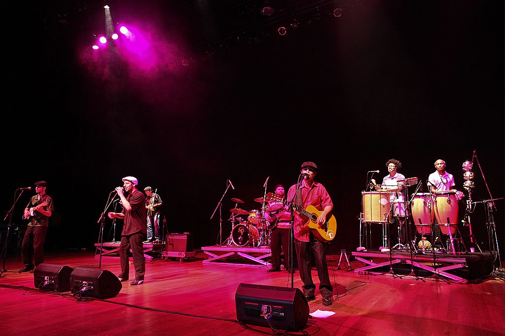 Decompositores: samba-universitário, ou samba-festa, já que mistura tudo e faz um som para ser dançado e suado pelo público | Divulgação