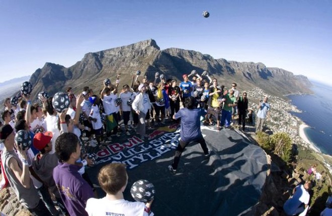 TURISMO -O Table Mountain é uma montanha que se encontra atrás da Cidade do Cabo. No local, encontra-se uma vista perfeita da região e de suas praias. Pode-se chegar a pé ou de teleférico. O seu pico encontra-se a mais de mil metros de altitude | 