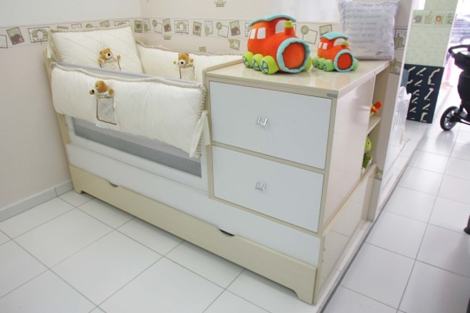 O berço 5 em 1 da linha Sol e Mar possui cama auxiliar e criado-mudo. Por R$ 1.349 na Baby Store |