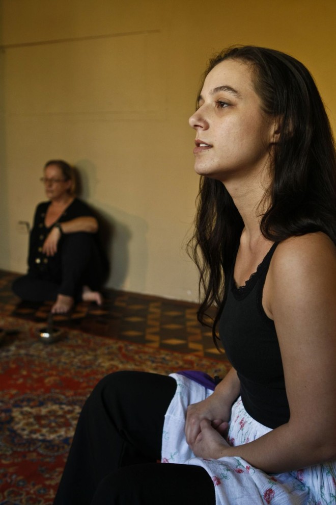 Helena Portela, filha de Claudete, interpreta a ama que induz Medeia ao infanticídio |