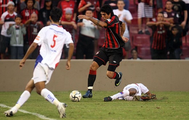 Toledo tenta jogada na área: atacante buscou bastante o jogo | 