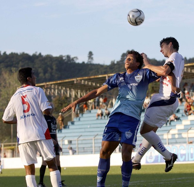 Renê disputa lance com Luiz Henrique: zagueiro do Azulão deixou o nome dele no placar | 