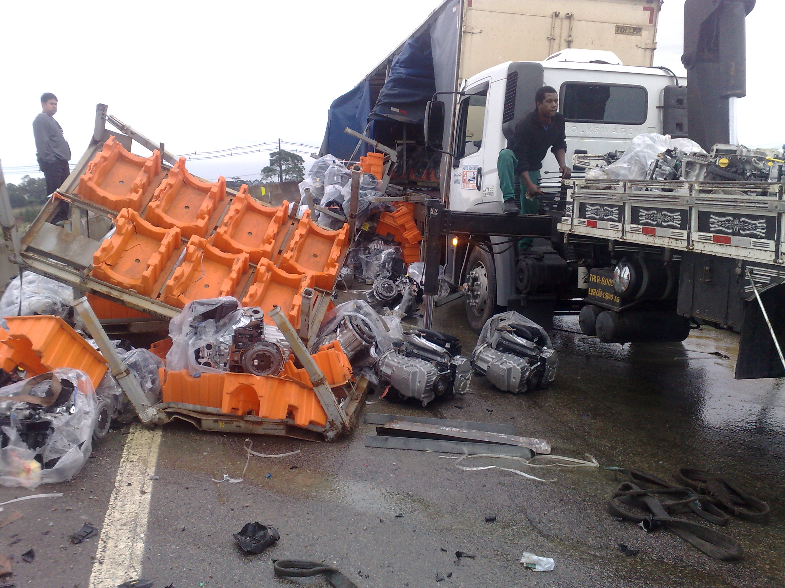 Carga de motores foi derrubada no acesso da BR-376 para a BR-116. Trecho ficou bloqueado | Adriano Ribeiro / Gazeta do Povo
