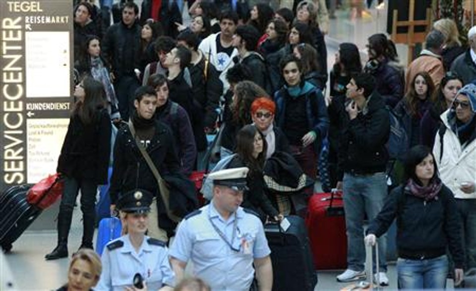 Passageiros chegam ao aeroporto de Berlim após a reabertura do espaço aéreo na Europa | Thomas Peter/Reuters