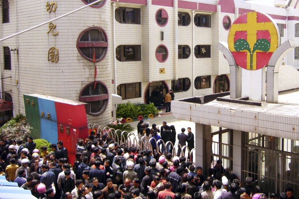 Moradores locais se aglomeraram em frente ao jardim de infância onde ocorreram os ataques na China | China Daily/Reuters
