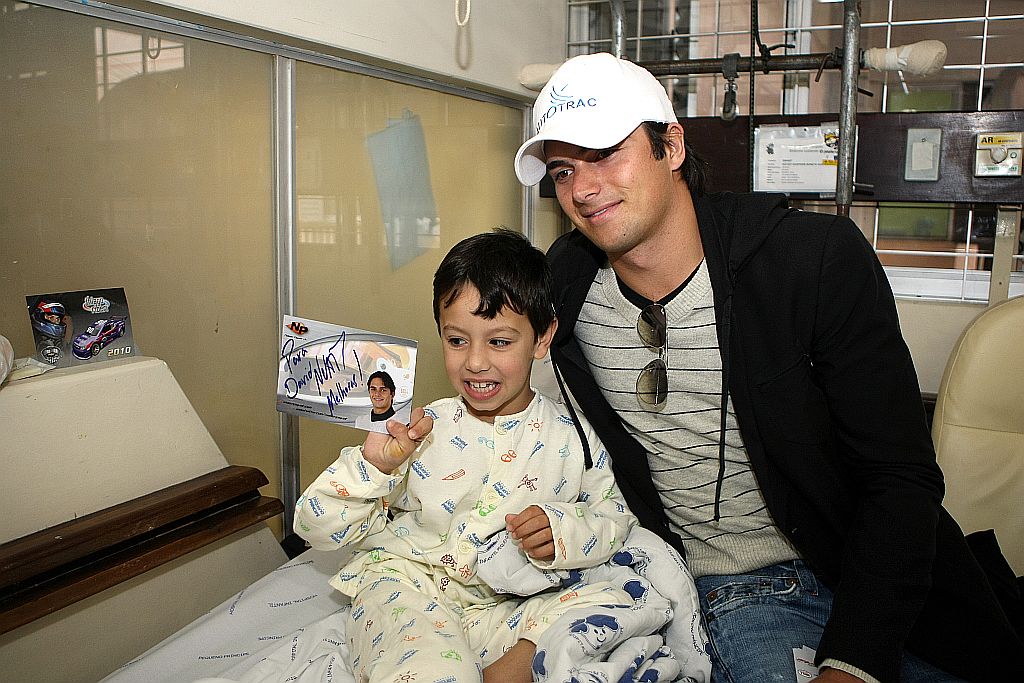 O piloto Nelsinho Piquet visitou ontem crianças hospitalizadas no Pequeno Príncipe, em Curitiba | Hedeson Avles/ Gazeta do Povo