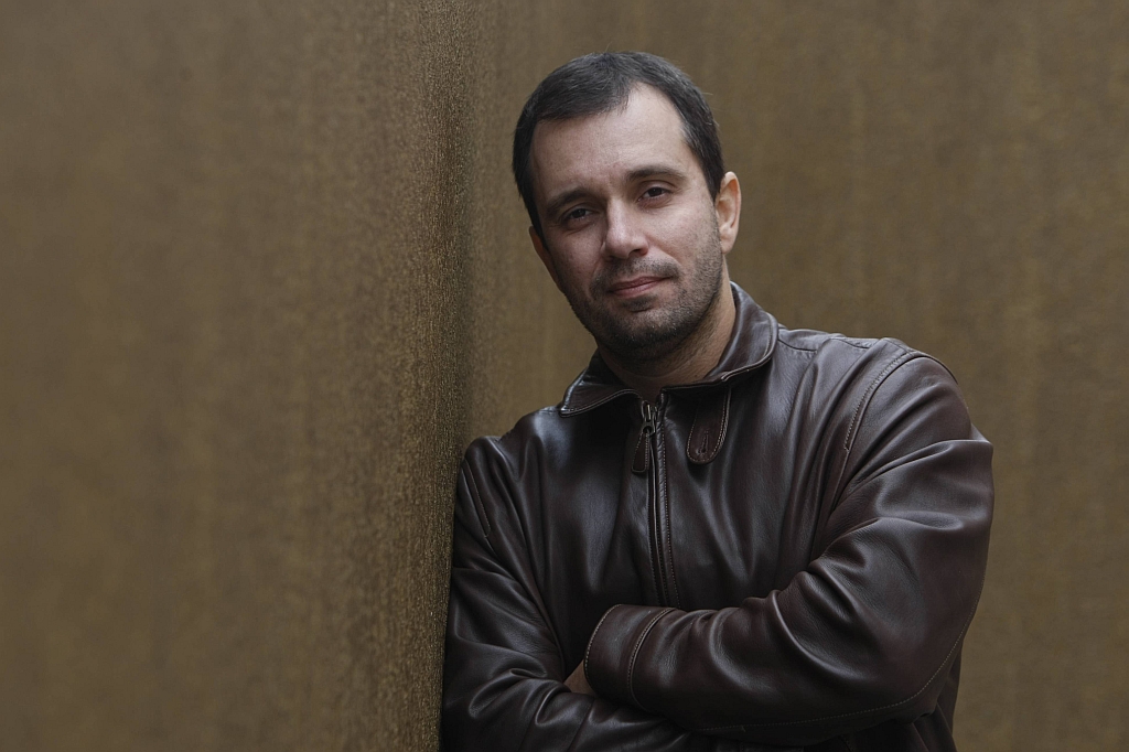 Jornalista com pós-doutorado pela Sorbonne, Felipe Pena publica o seu romance e diz: Escrever fácil é muito difícil | Marcelo Elias/Gazeta do Povo