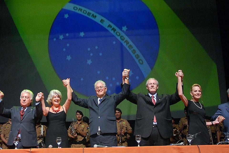 O deputado Antonio Anibelli, os casais Maristela e Requião e Pessuti e Regina celebram balanço feito pelo governador | Arnaldo Alves/SECS