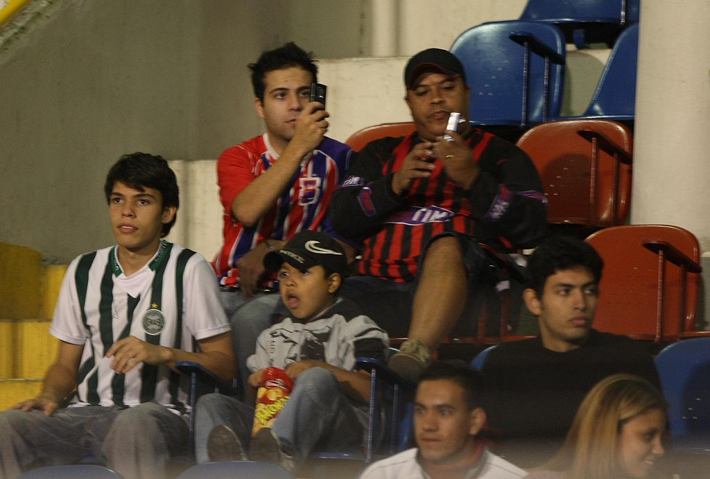Em minoria nas arquibancadas, a torcida do Corinthians-PR tinha muitos atleticanos, coxas-brancas e paranistas | Pedro Serápio/ Gazeta do Povo