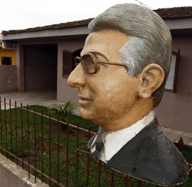 Na lixeira - Parte de um boneco usado durante a campanha eleitoral do presidente da Assembleia Legislativa paranaense, deputado Nelson Justus (DEM), estava em uma lixeira ontem, no bairro Vila Maria Antonieta, em Pinhais. A cabeça do boneco, que reproduz a imagem de Justus, foi encontrada por crianças que moram no bairro. Segundo os garotos, o material foi achado em um matagal próximo e colocado na lixeira para ser recolhido pelo caminhão do lixo. O flagra foi feito pelo fotógrafo Daniel Derevecki da Gazeta do Povo | 