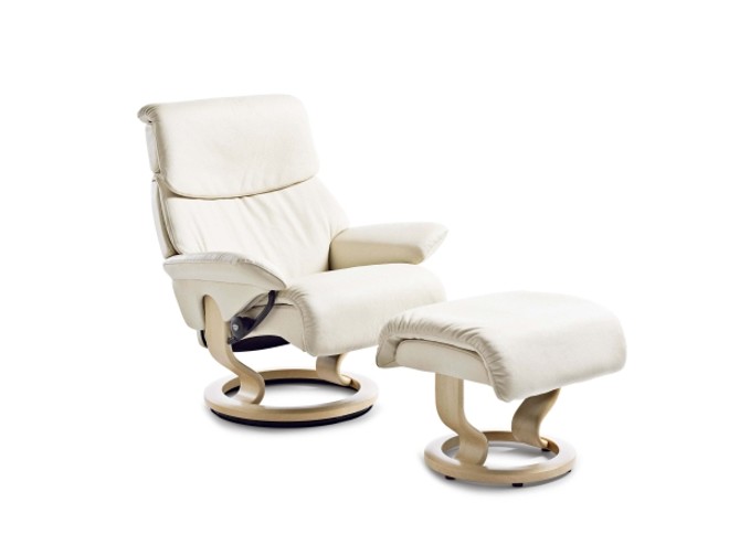 A poltrona reclinável Dream, da marca Stressless, possui apoios para a cabeça e para os pés e o encosto se adequa aos movimentos da mãe. Na Momentum & Design a partir de R$ 7 mil |