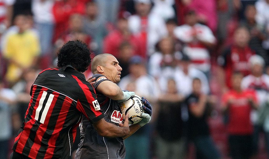 Luta pela bola: Javier Toledo vai para cima de Juninho, tentando evitar a reposição rápida do goleiro paranista | Albari Rosa/Gazeta do Povo