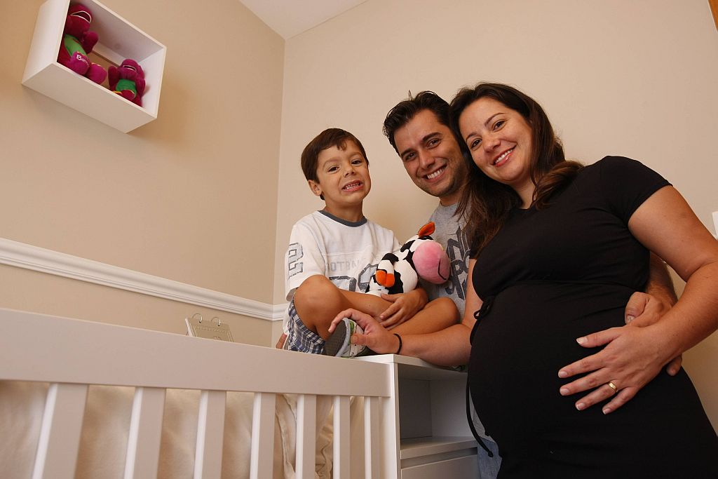 Rodrigo e Luciana Barranco, com o primogênito do casal, Gustavo, veem os gastos com o congelamento do cordão de seus filhos como investimento e não como despesa | Marcelo Elias/Gazeta do Povo