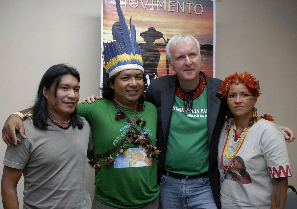 James Cameron ao lado de índios em Manaus: cineasta enviará carta a Lula | Marcio James/AFP