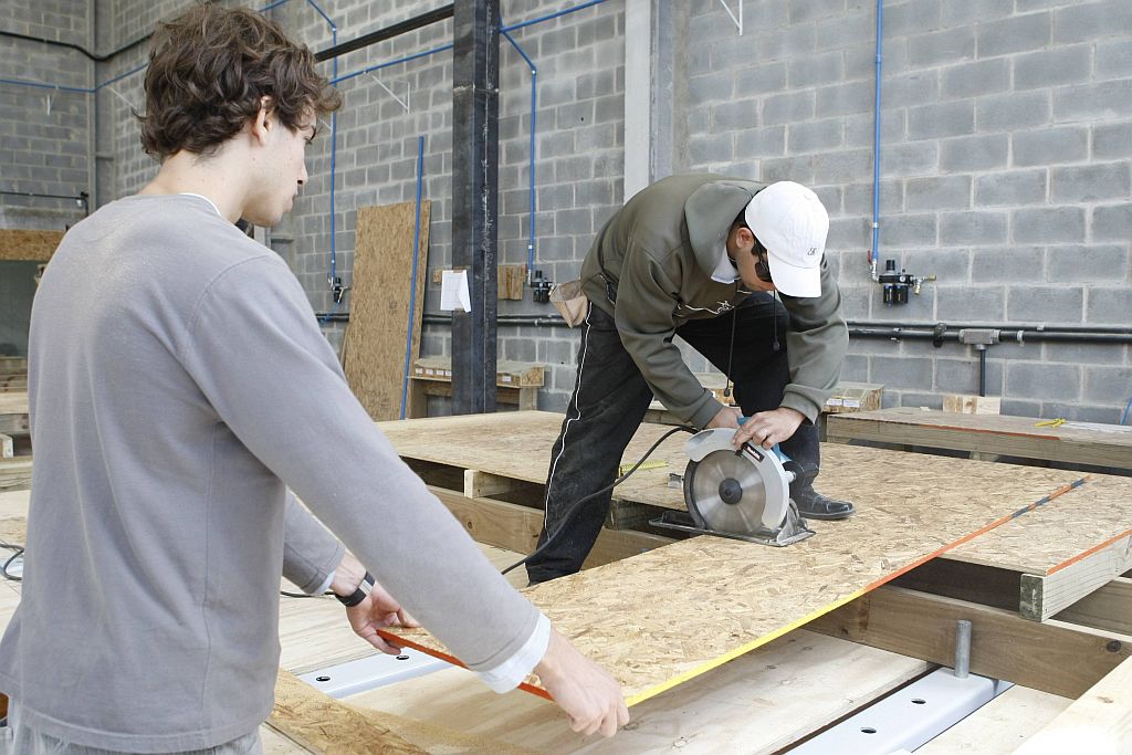 A Tecverde usa madeira reflorestada na estrutura das obras: redução de resíduos e economia de insumos | Aniele Nascimento/Gazeta do Povo