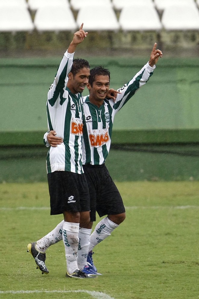 O segundo gol Coxa foi marcado após cruzamento de Andrade (à direita), de cabeça, por Demerson (à esquerda) |