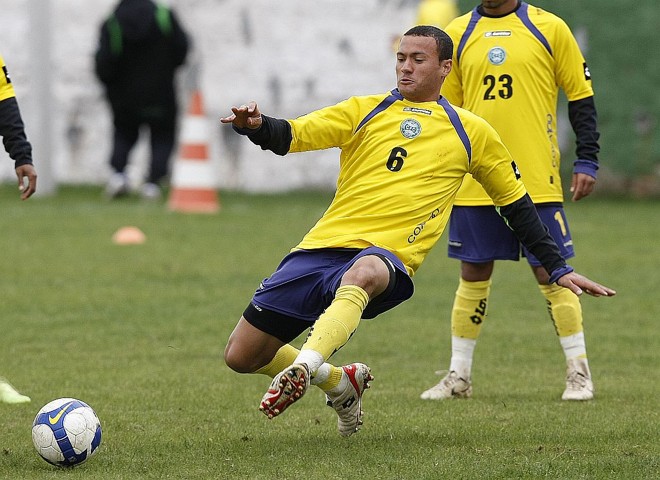 ...O zagueiro coxa-branca Jéci não gostou das palavras do jogador atleticano e retrucou: 