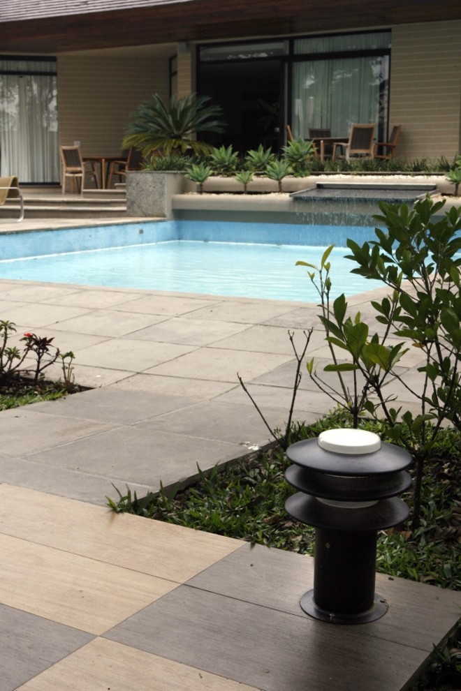 Balizador vendido na Ideally traz luz indireta ao jardim assinado por Marcelo Calixto |