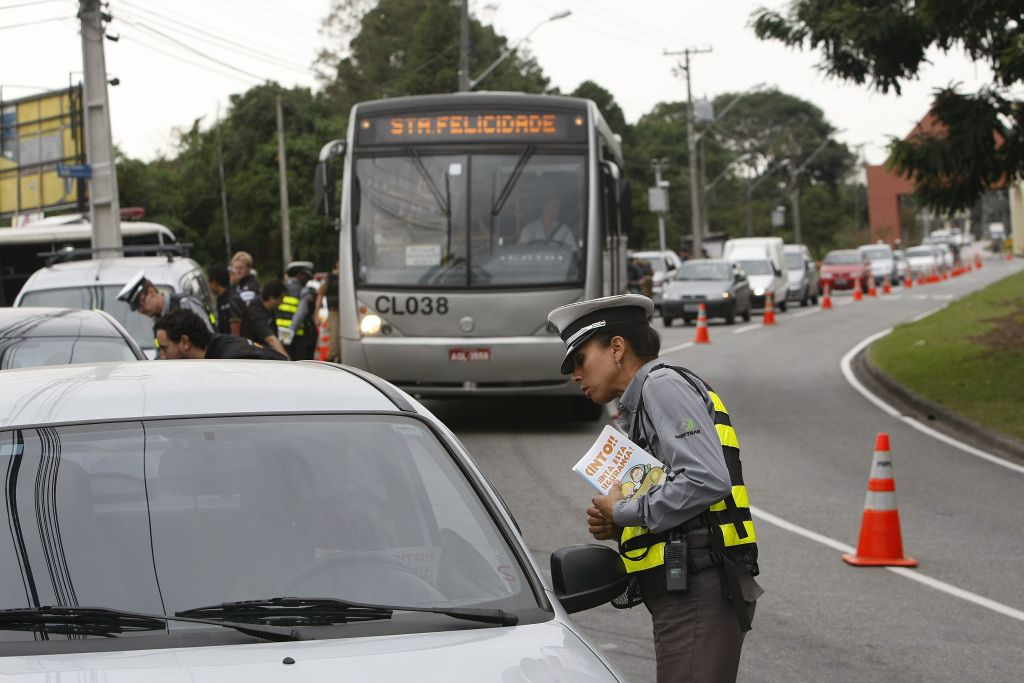 Blitz em Santa Felicidade: menos da metade usa equipamentos | Valterci Santos/Gazeta do Povo
