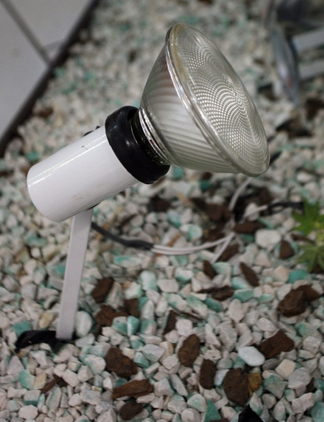 Projetor em alumínio para jardim. R$ 24,64, no Balaroti |