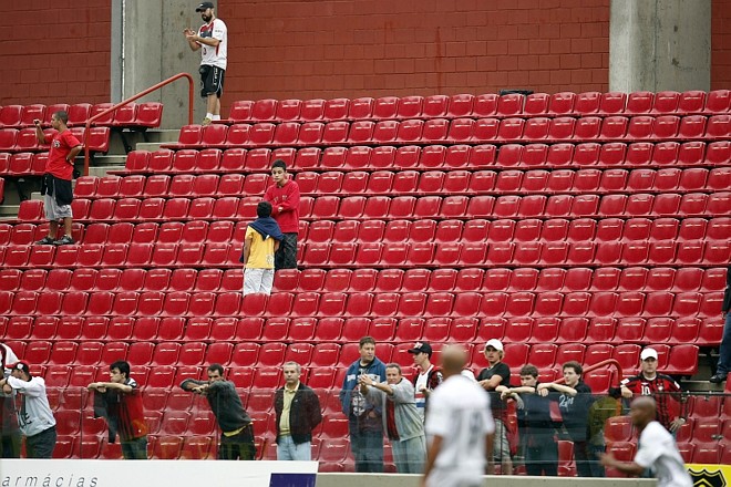 Nesta partida, apenas 2.790 pessoas pagaram ingresso. O público total foi de 3.552 pessoas, resultando num prejuízo de mais de R$ 3 mil para o Furacão |