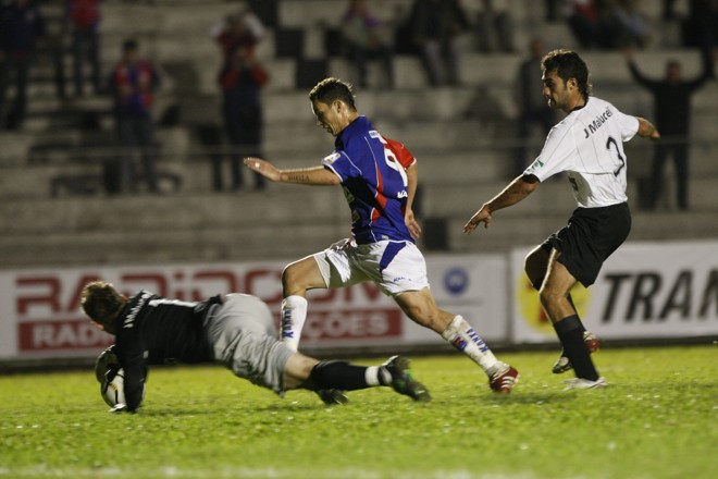 Passa pelo goleiro Colombo... | 