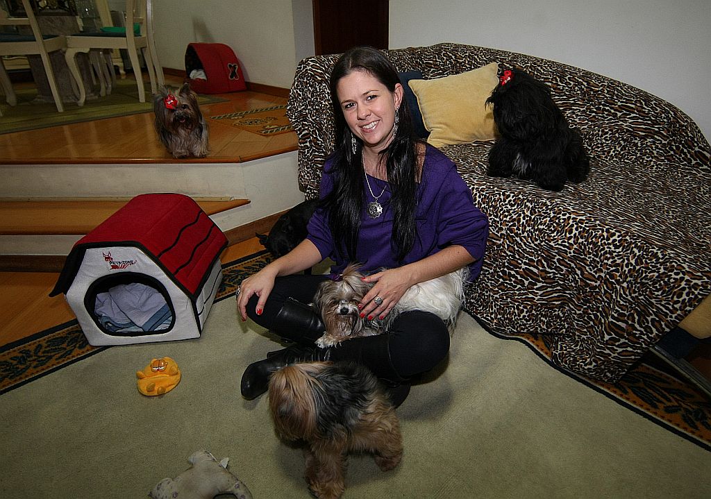 Sempre tive cachorros em apartamento e nunca briguei com vizinho por causa disso. Se o bichinho for bem cuidado, pode sim viver em apartamento sem problemas. Fabiana Bertolini Bernert, que tem cinco cachorros no apartamento | Pedro Serápio/ Gazeta do Povo