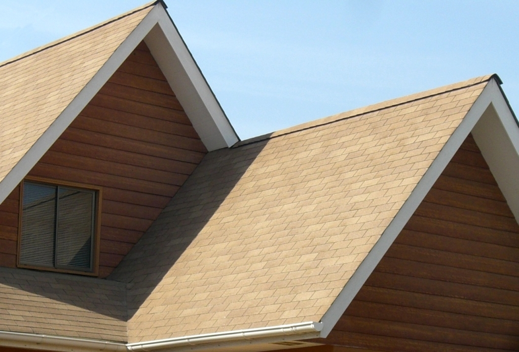 Telhado com telhas asfálticas ou shingle, da LP Brasil, garantem a estanqueidade total da cobertura. Preço: R$ 23 o metro quadrado |